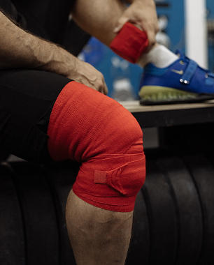 Бинты эластичные на колени красные 3,5 м WINNER 